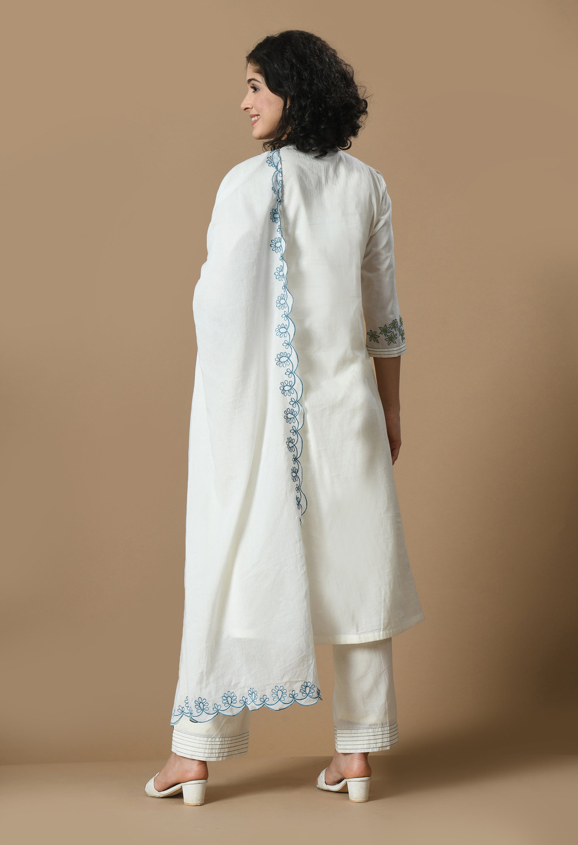 Women  Self design White Collar Neck Cotton Kurta Set