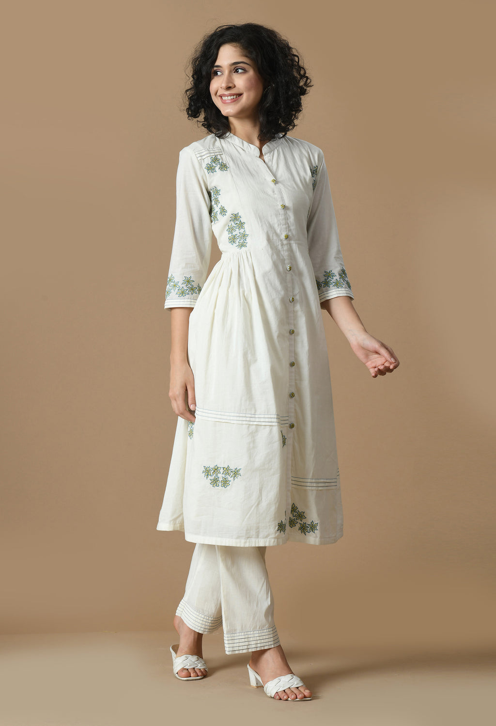 Women  Self design White Collar Neck Cotton Kurta Set