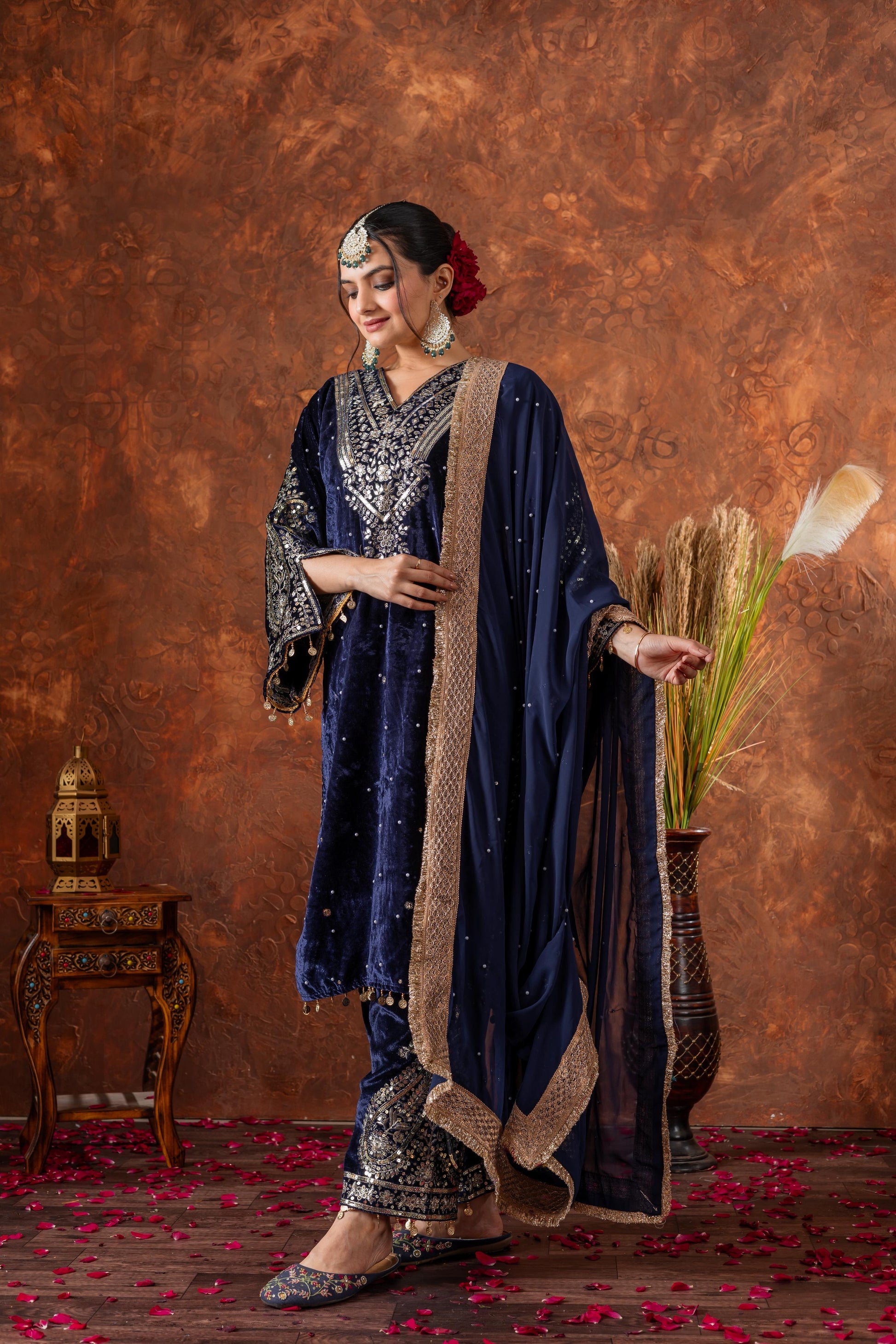 Women Blue Velvet Kurta Set