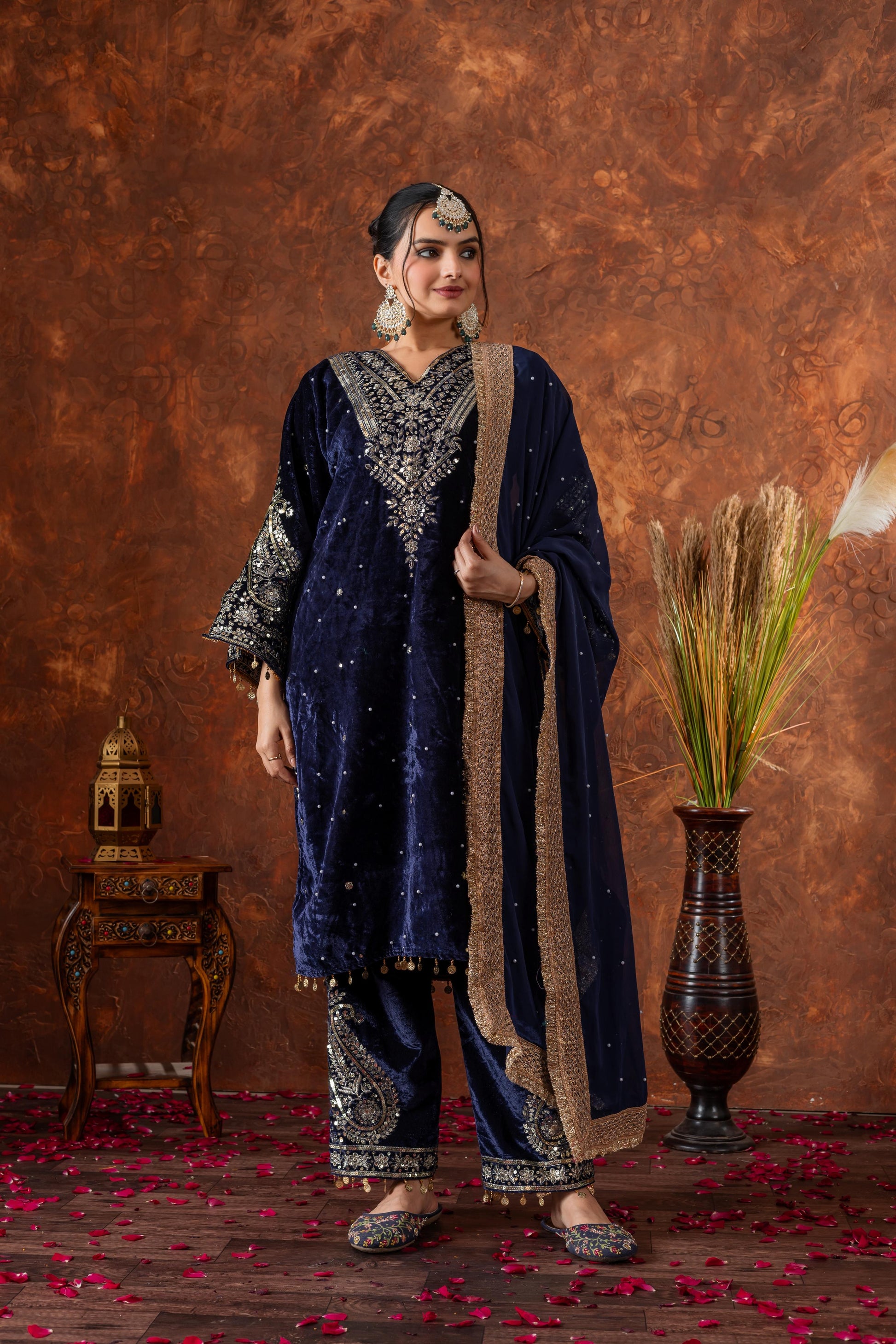 Women Blue Velvet Kurta Set