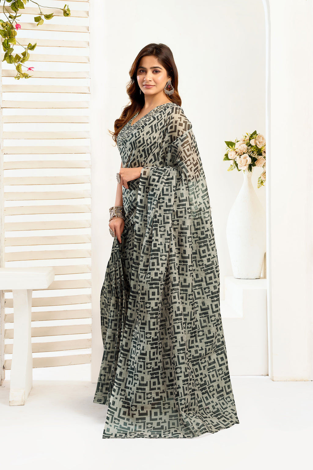 Women Grey  Linen Geomatric Color Block Saree