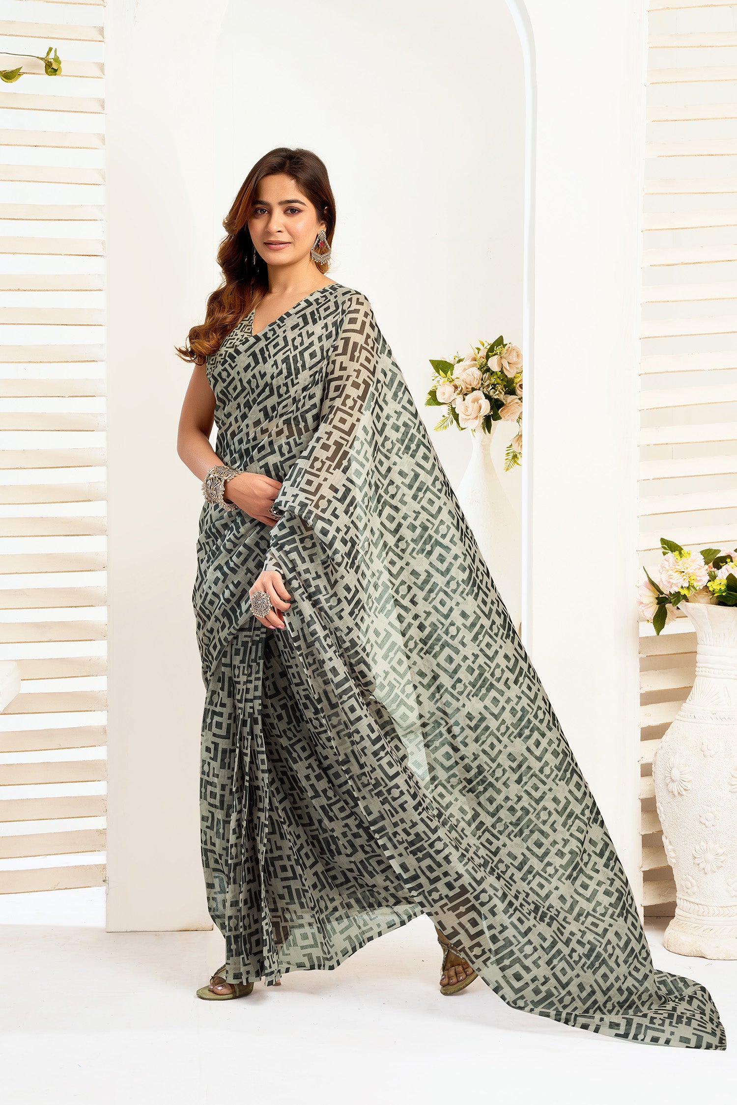 Women Grey  Linen Geomatric Color Block Saree