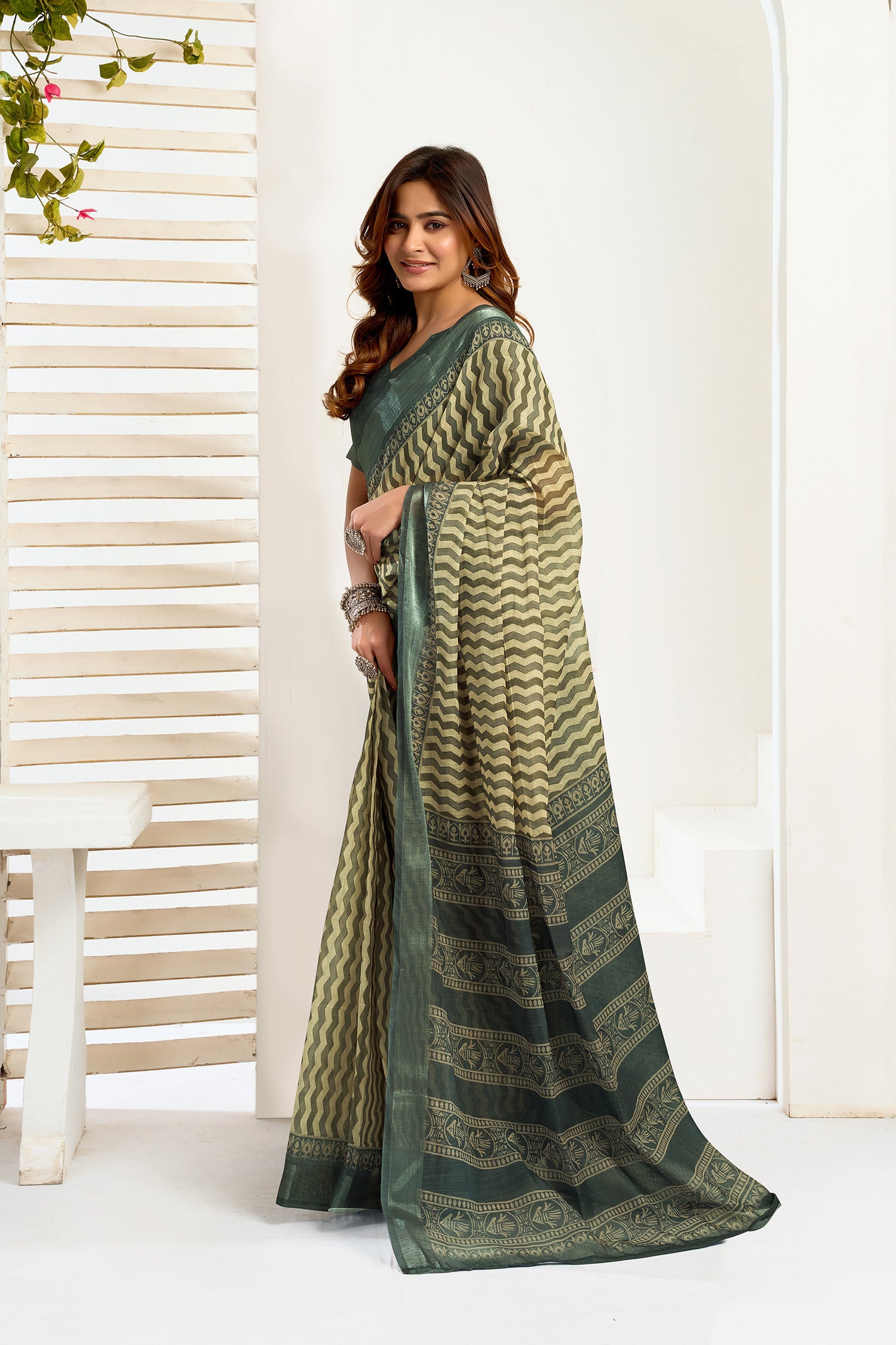 Women Cream Linen Zig Zag & Chevron Saree