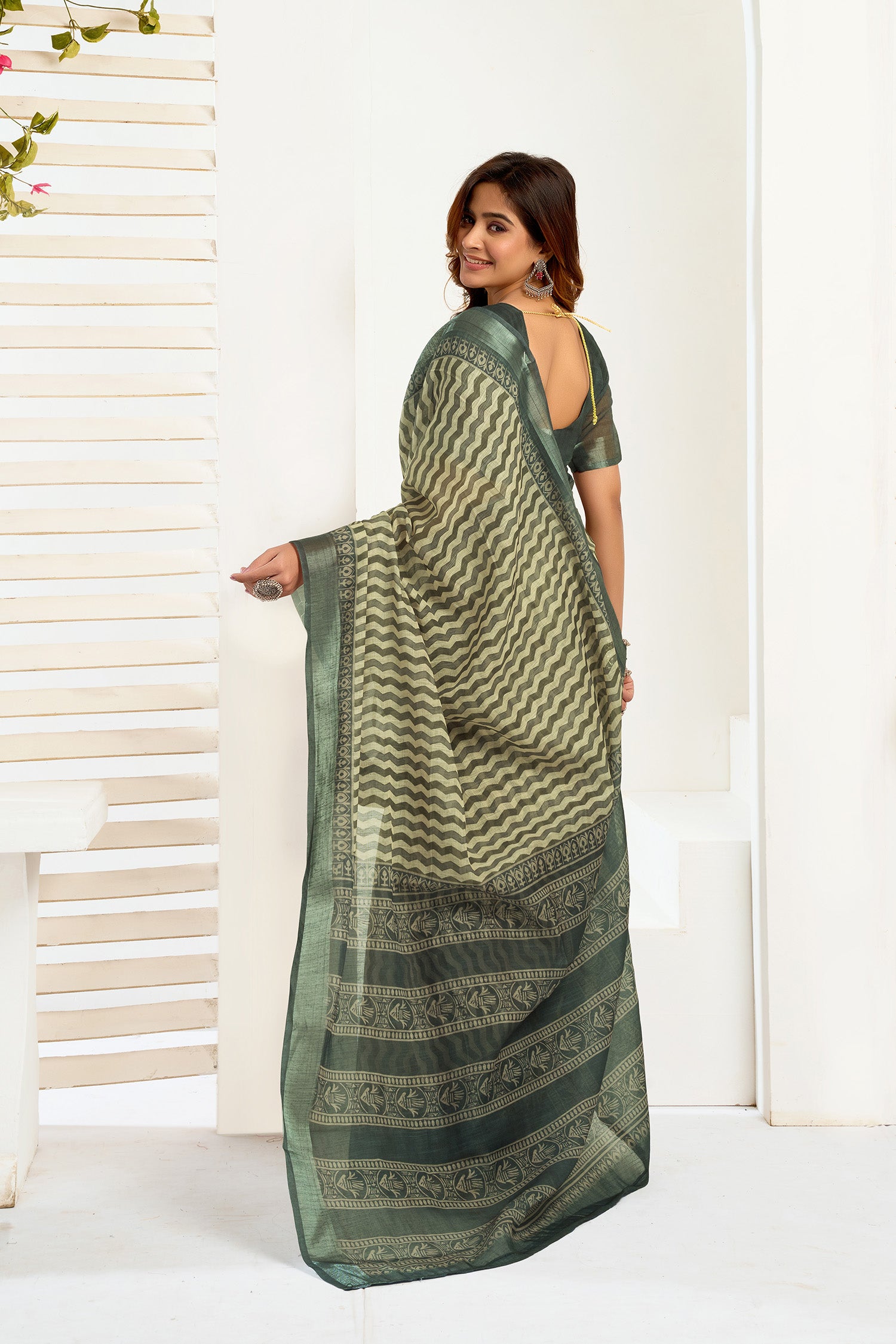 Women Cream Linen Zig Zag & Chevron Saree