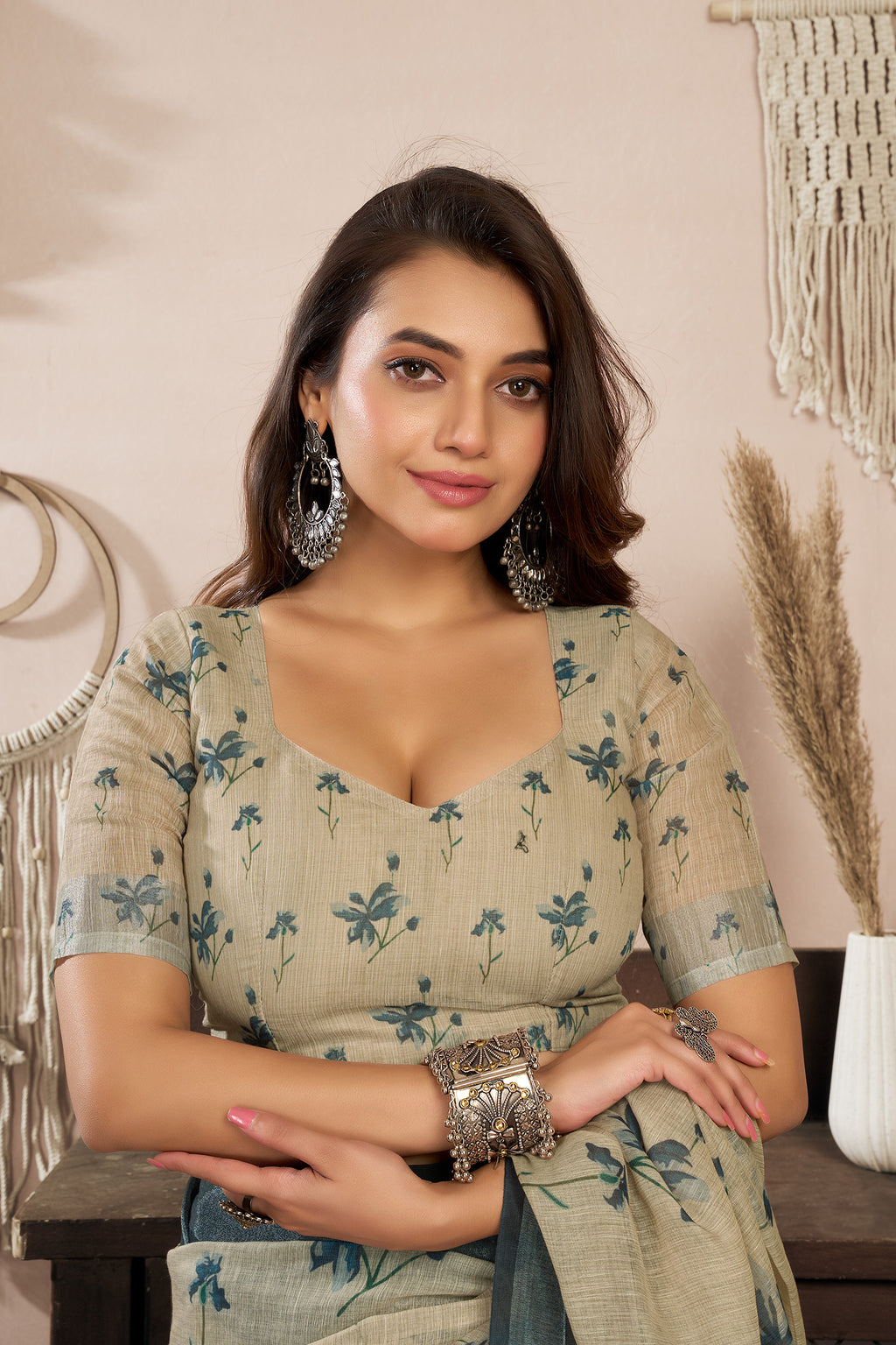 Women Beige Linen Floral Saree