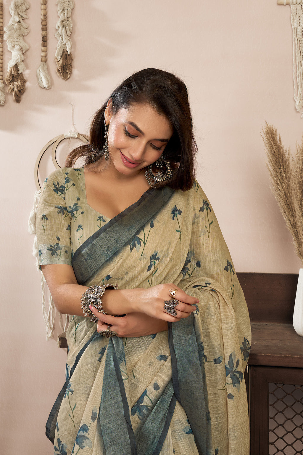 Women Beige Linen Floral Saree
