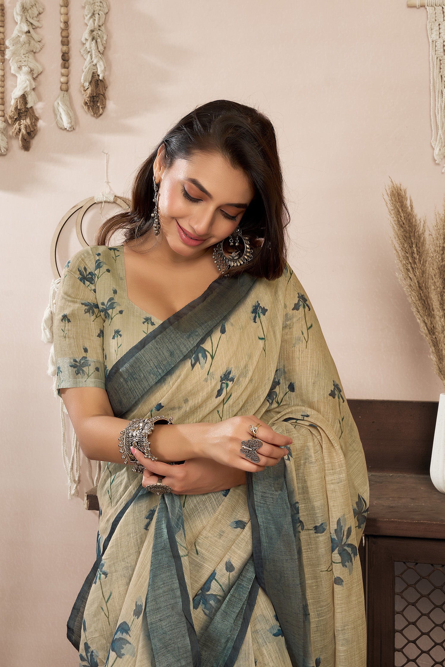 Women Beige Linen Floral Saree