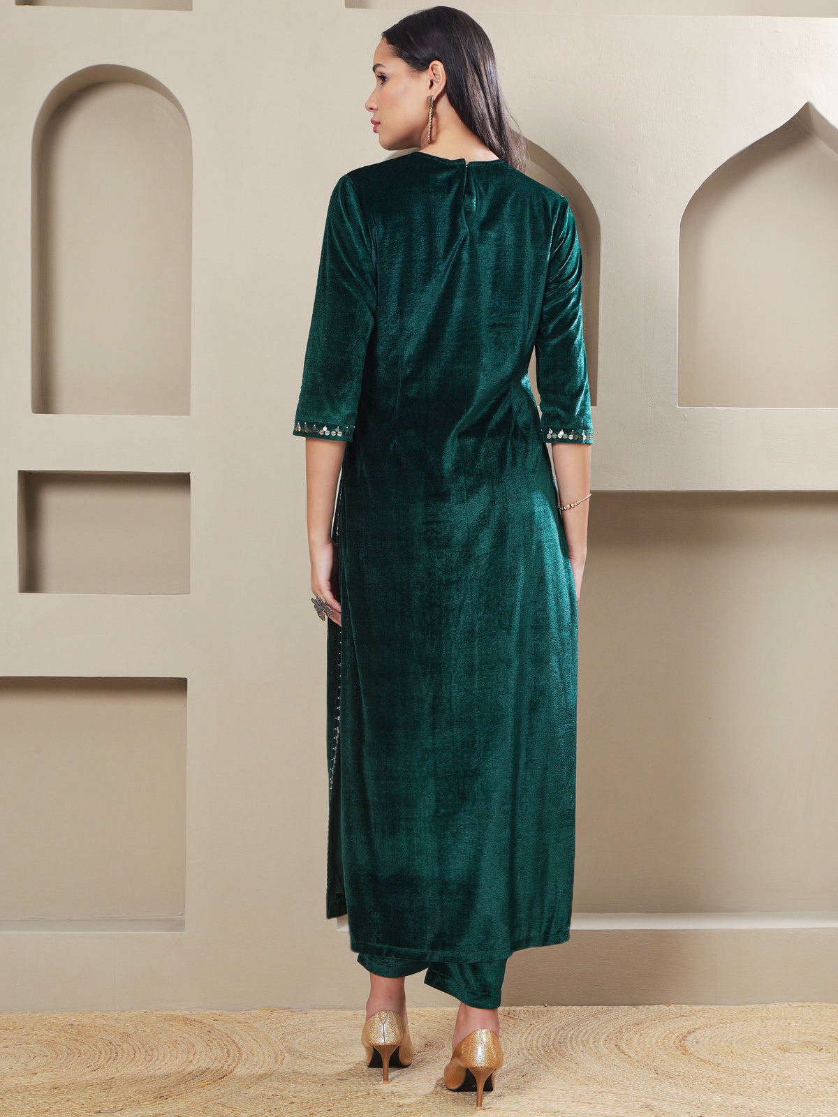 Women GREEN VELVET HAND EMBELLISHED LONG KURTA WITH PANTS